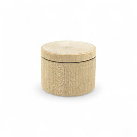 50 x 37 mm maža tekinta medinė dėžutė su priglundančiu dangteliu